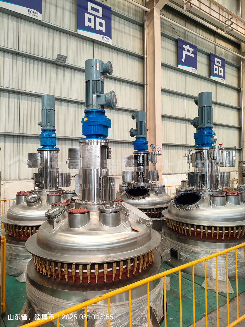 太極 GMP 外包不銹鋼搪玻璃設(shè)備生產(chǎn)現(xiàn)場(chǎng)